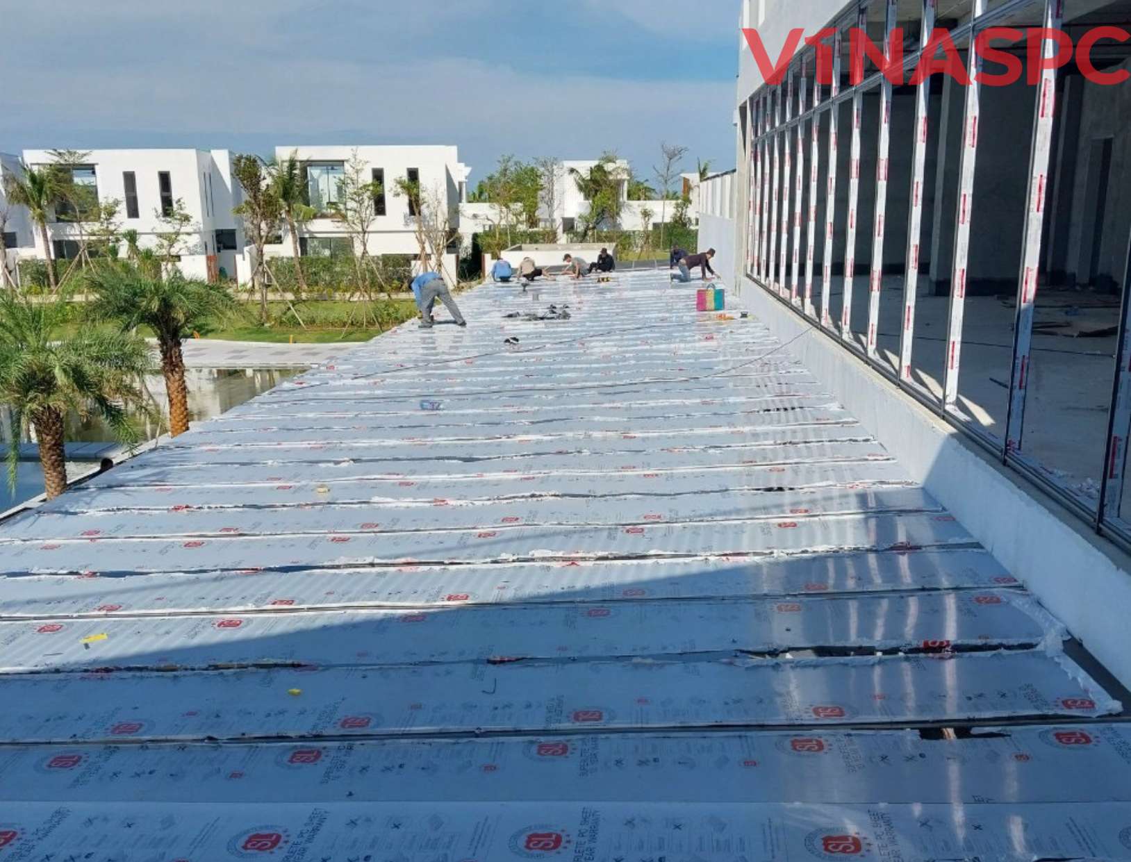Thi công mái hiên Wyndham Hội An (3)