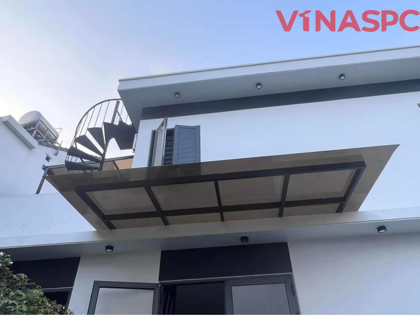 Tấm SL Polycarbonate màu nâu trà được thi công làm mái hiên cho 1 gia đình ở Hải Phòng