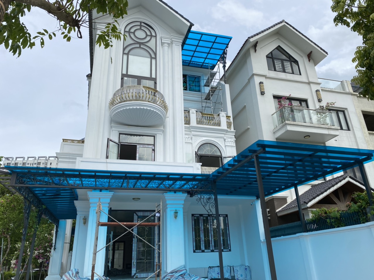 Dự án mái che biệt thự tại khu đô thị Dương Nội – Hà Đông sử dụng tấm SL Polycarbonate đặc 8mm màu xanh hồ do Vinaspc cung cấp đã mang lại vẻ đẹp hiện đại, sang trọng, lấy sáng tự nhiên và độ bền vượt trội.