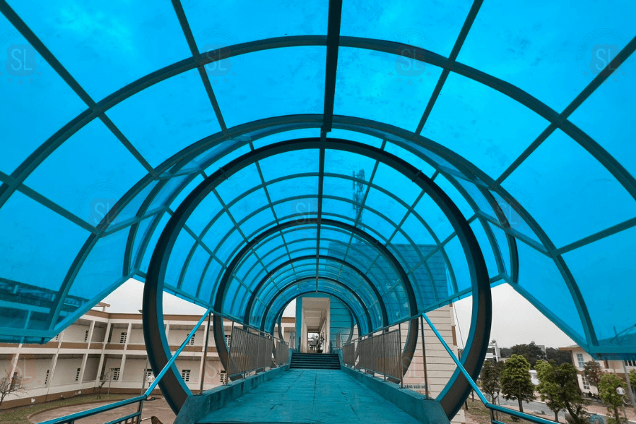 Dự án tấm poly đặc tại cầu đi bộ ở trường CĐ Việt - Hàn 2