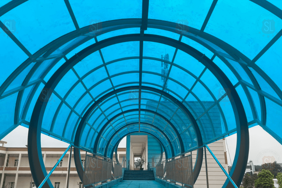 Dự án tấm poly đặc tại cầu đi bộ ở trường CĐ Việt - Hàn 5