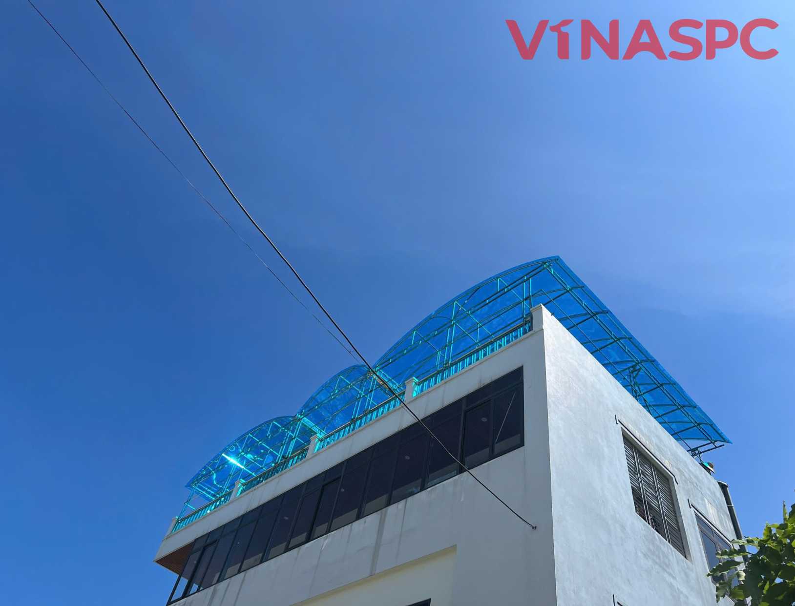 Tấm polycarbonate có cách điện không