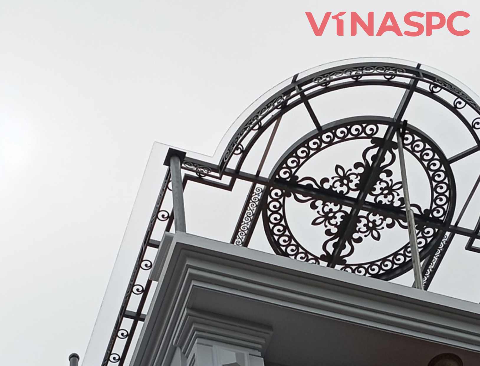 Tấm polycarbonate và nhựa Composite có những ưu nhược điểm khác nhau và phù hợp với những ứng dụng khác nhau