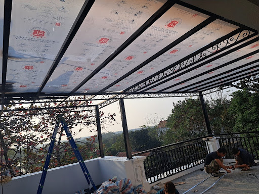 Thi công tấm Polycarbonate đặc ruột